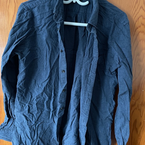 2 Uniqlo solid colour flannel shirts - Picture 2 of 2
